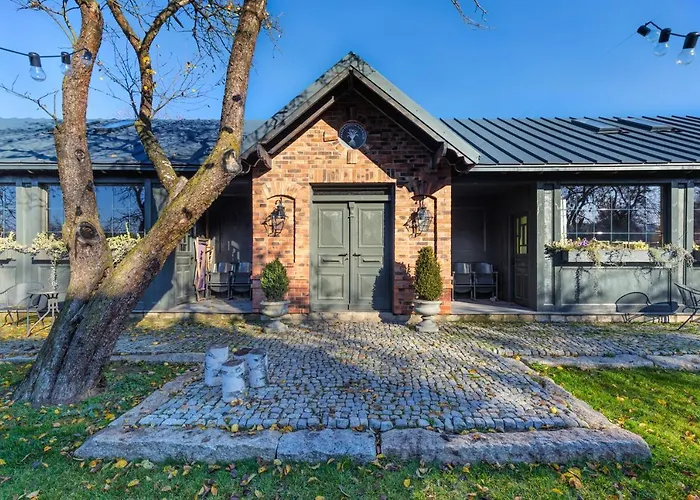 Folwark Bialych Bocianow *